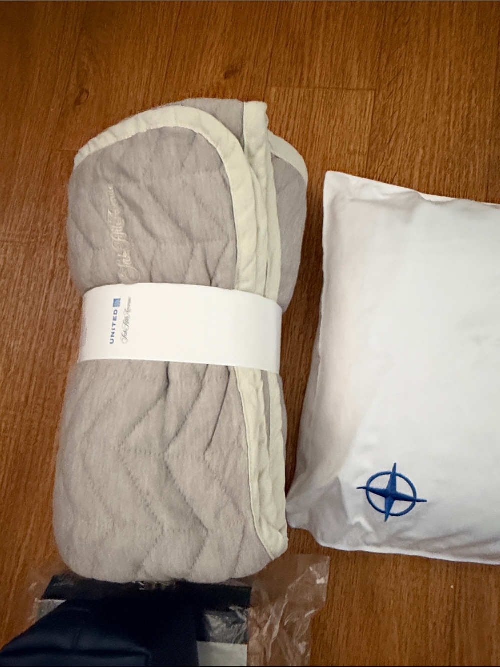 UNITED AIRLINES SAKS FIFTH AVENUE BLANKET MEMORY FOAM PILLOW 100 YEARS COWSHED X - Picture 10 of 10